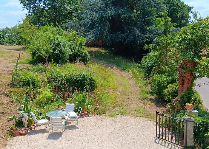 Les Figuiers Bleus Bed and Breakfast Cravenceres